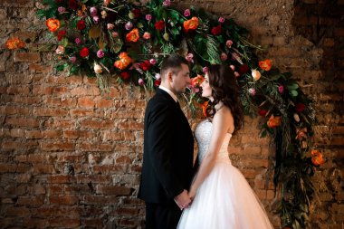 El ele tutuşarak birbirinize aşık bir tuğla duvar, bu çiçekler çok yakın: