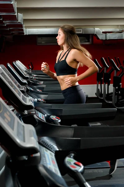 Mujer Fitness Corriendo Una Cinta Gimnasio Una Joven Practicando Deportes — Foto de Stock