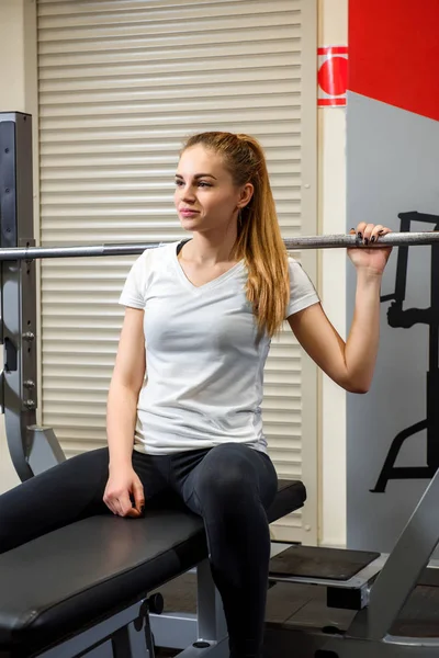 Chica Forma Antes Trabajar Con Buitre Gimnasio Sentado Sonriendo — Foto de Stock