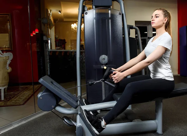 Mujer Deportiva Ropa Deportiva Ejercitándose Gimnasio Ejercicio Simulador Para Fuerza — Foto de Stock