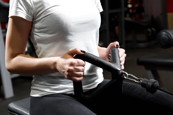 Manos Femeninas Haciendo Ejercicios Estiramiento Con Simulador Entrenamiento Primer Plano — Foto de Stock