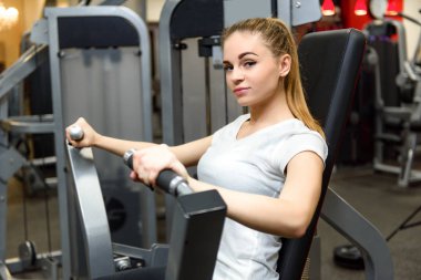 Gülümseyen kadın bir spor salonunda çalışma dışarı. Objektifin arıyorum