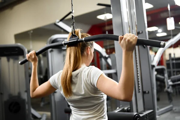 Vista Posterior Una Chica Entrenada Haciendo Ejercicios Entrenamiento Para Los — Foto de Stock