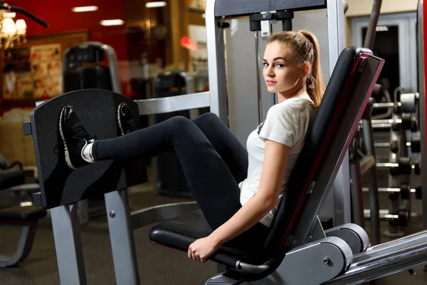 Kız Dışarı Çalışırken Kameraya Gülümseyen Bir Spor Salonunda Egzersiz Bacak — Stok fotoğraf