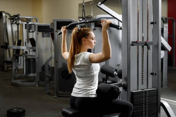 Genç Kız Bir Spor Salonunda Yalnız Onun Beden Eğitimi Sırt — Stok fotoğraf