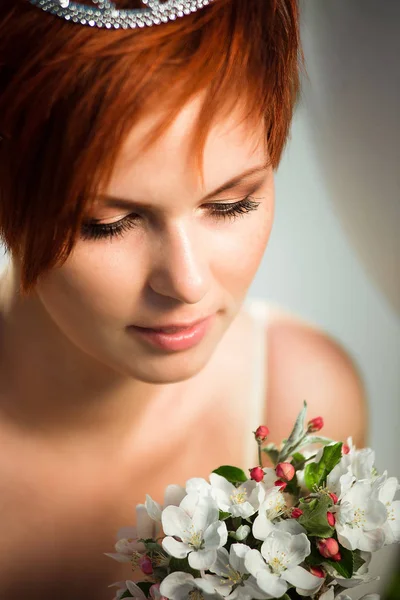 Ritratto Ravvicinato Uno Sguardo Vicino Una Ragazza Che Guarda Bouquet — Foto Stock