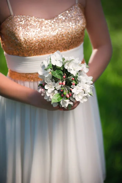白色的花朵花束在优雅的女性手中的一个女孩穿着浅色的白色礼服 — 图库照片