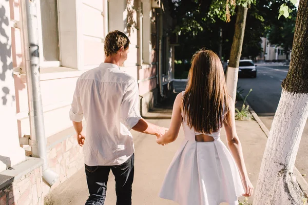 Paar Wandelen Een Stad Samen Kijken Hand Hand Van Hun — Stockfoto