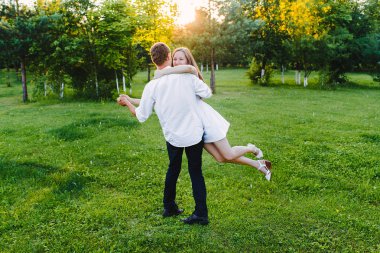 Romantik, onun kız onun etrafında döne döne çocuk gülümsüyor