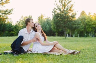 Sevgi dolu bir kaç özel bir yeşil alan olarak zaman harcama. Adam kucaklayan ve onun kız arkadaşı kisses.