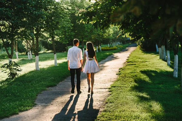 Prachtige Paar Wandelen Een Groen Park Paar Lopen Bij Zonsondergang — Stockfoto