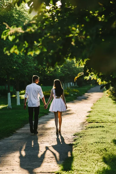 Jongen Een Meisje Lopen Samen Een Groen Park Vol Avond — Stockfoto