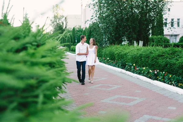 Joven Chico Abraza Chica Mientras Camina Silencioso Jardín Ciudad — Foto de Stock