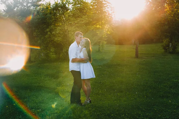 Schattig Paar Knuffelen Een Groene Omgeving Zon Speelt Met Het — Stockfoto