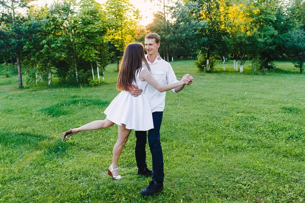 Casal Jovem Dançando Docemente Uma Grama Vegetação Torno Deles — Fotografia de Stock