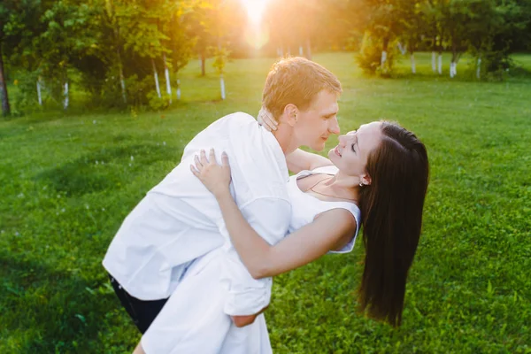Guy Mantém Sua Garota Perto Dele Pronta Para Beijar História — Fotografia de Stock