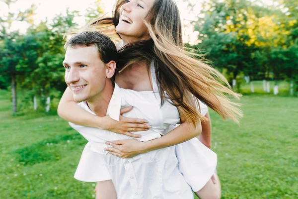 Feliz Rindo Menina Sentada Nas Costas Seu Homem Divertindo Montando — Fotografia de Stock