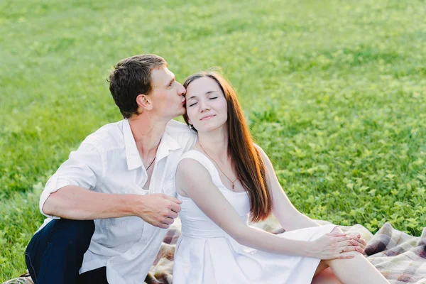 Liefdevolle Man Kussen Van Zijn Meisje Voorhoofd Zacht Groen Gras — Stockfoto