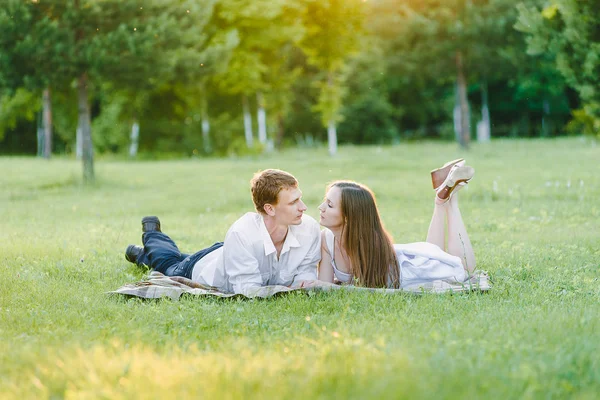 Jongen Een Meisje Liggend Een Gras Kijken Elkaar Hartstochtelijk — Stockfoto