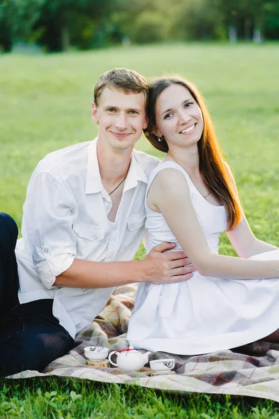 Belo Jovem Casal Sorrindo Câmera Feliz Por Estar Juntos — Fotografia de Stock