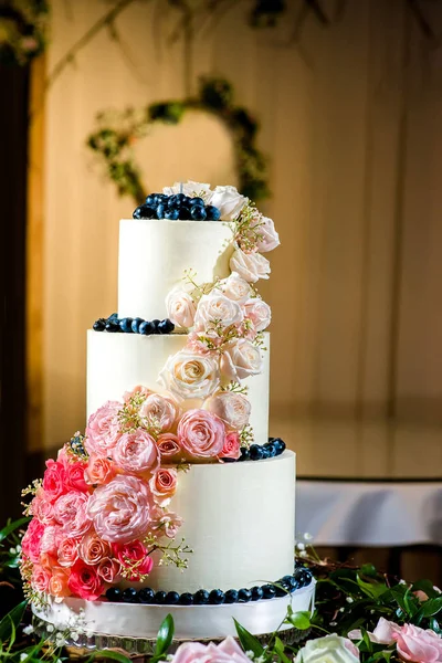 Красивый Свадебный Торт Розами — стоковое фото