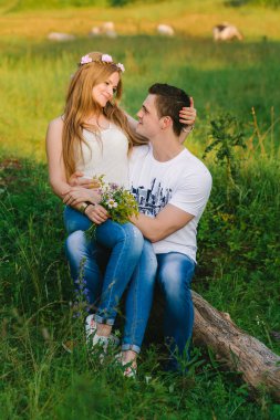 Onu adam üzerinde oturan kız'ın diz, parmaklarını saçında, onu yavaşça tutuyor, gülümseyen gözlerine bakıyor