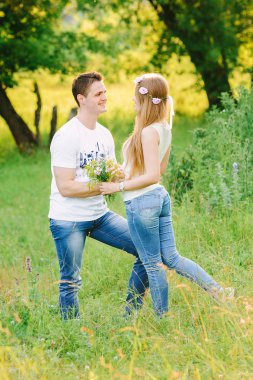 Ne mutlu ki, birbirine bakarak ormandaki şirin çift yeşil çevreleyen. Yeni evliler kadar basit