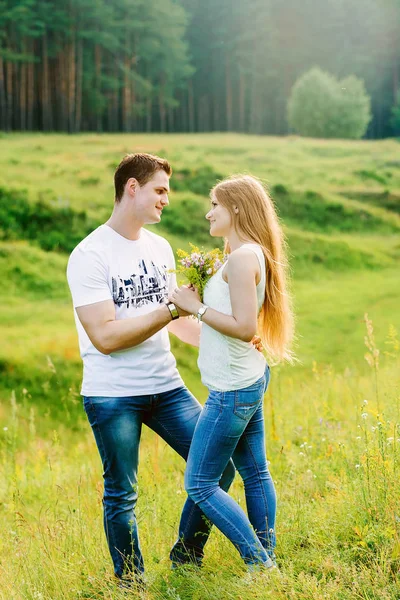 Leuk Koppel Een Bosrijke Omgeving Permanent Samen Kijken Elkaar Zachtjes — Stockfoto