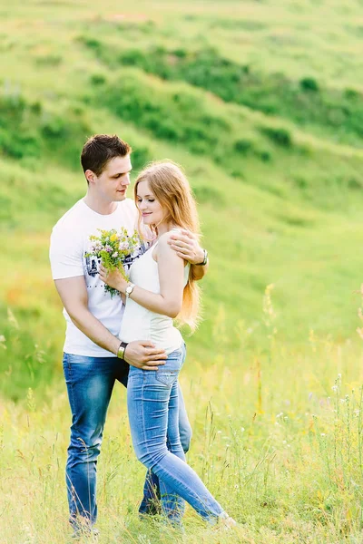 Casal Jovem Abraçando Encantador Campos Verdes Atrás Deles — Fotografia de Stock