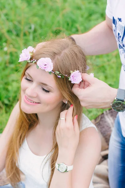Portrait Young Blonde Smiling Her Man Fixing Wreath Her Head — Stock Photo, Image