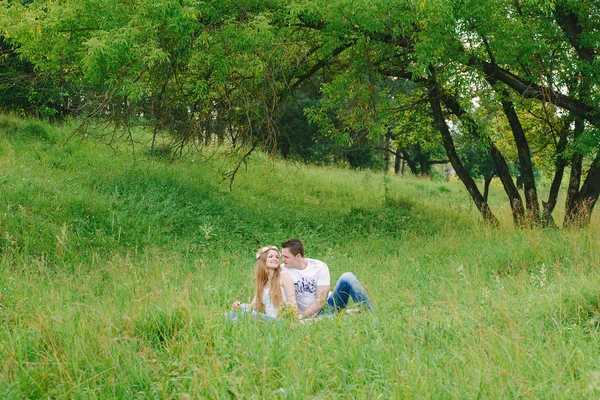 Bom Casal Sentado Grama Floresta Passar Tempo Juntos Felizes — Fotografia de Stock