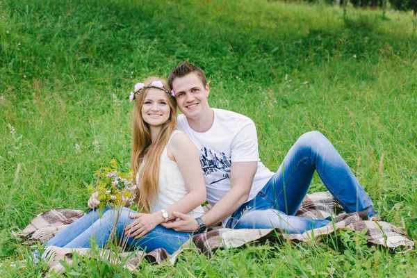 Casal Sentado Uma Xadrez Uma Grama Sorrindo Alegremente Para Câmera — Fotografia de Stock