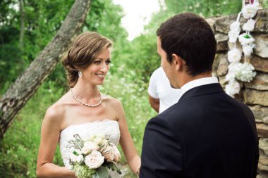 Son derece mutlu bir gelin onu adamın önerisine Evet diyerek, ona gülüyor arıyor. Dış düğün töreni