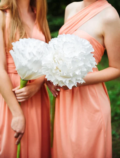 Jenter Rosa Kjoler Som Holder Store Hvite Papirblomster Smilende Brudepiker – stockfoto