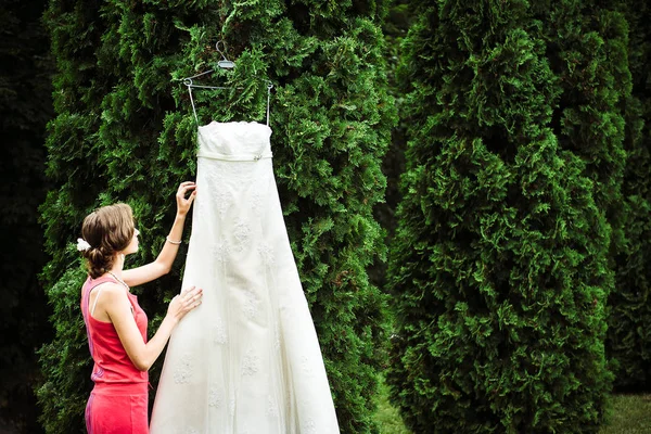 Esküvő Előkészítés Fiatal Menyasszony Rózsaszín Haja Megtörtént Megérintette Ruhája Lóg — Stock Fotó
