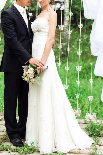 Sposi Piedi Insieme Decorazioni Bianche Erba Verde Dietro Loro — Foto Stock