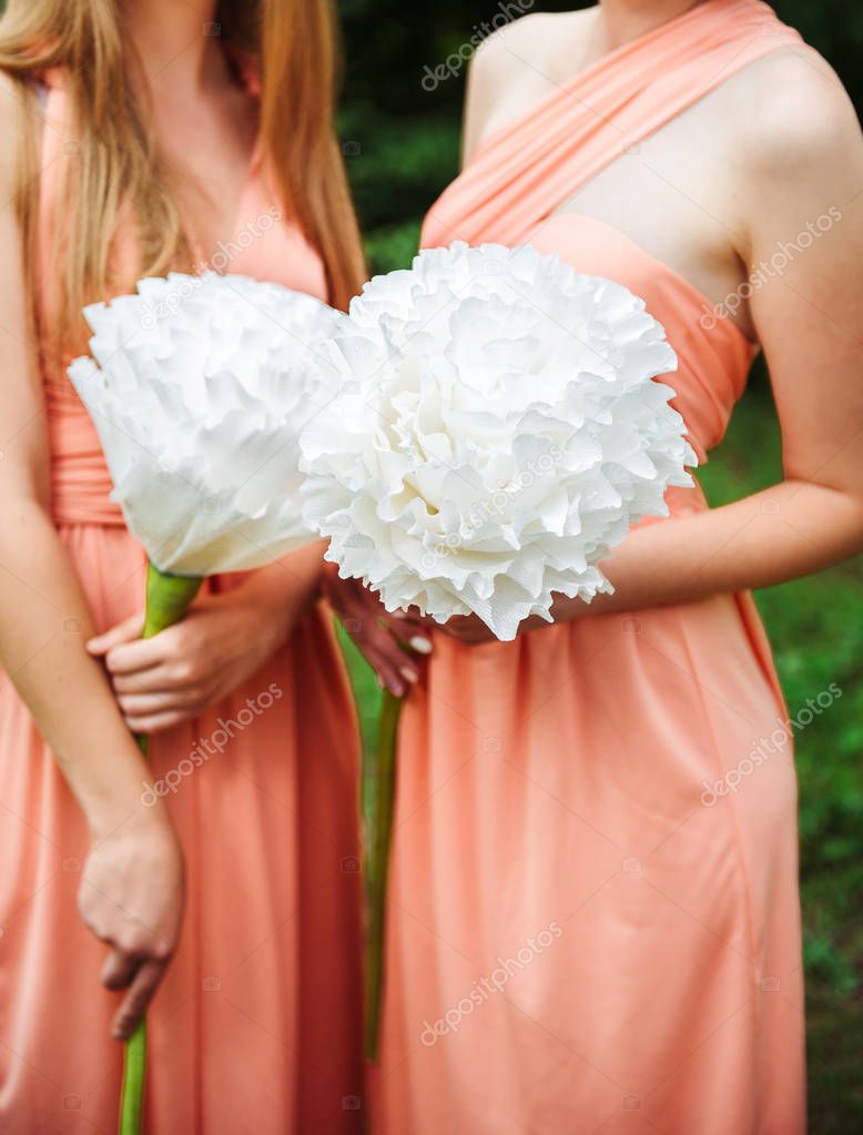 Dos Chicas Con Vestidos Rosas Sosteniendo Enormes Flores Blancas Papel Foto de stock strike0 209202362