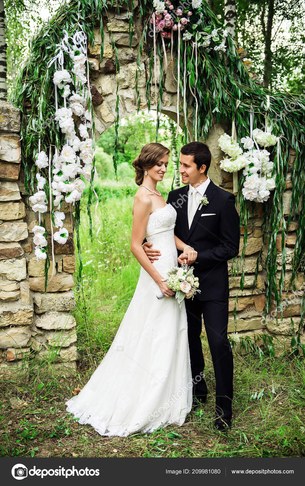 Hermosa Pareja Boda Novia Novio Día Boda Caminando Aire Libre — Foto de  stock #209981080 © strike0, image size:1068x1700