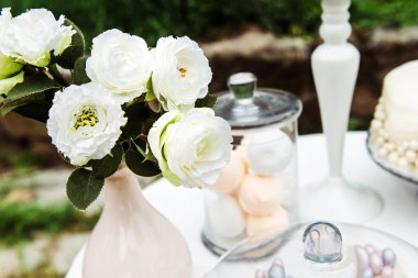 Sweets, arka plan bulanık tabloyla beyaz çiçekleri