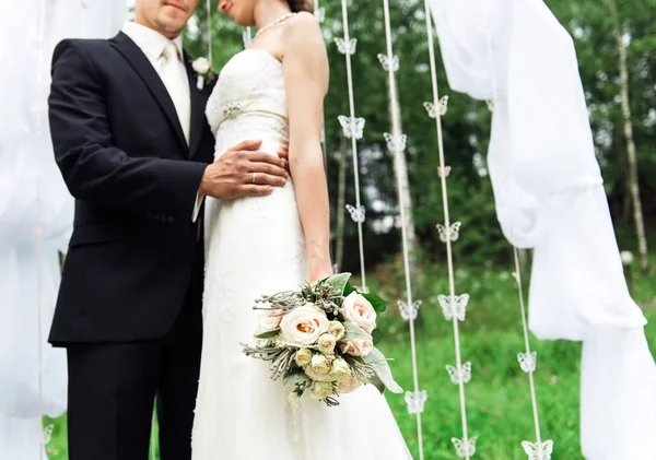 Sposi Piedi Uno Accanto All Altro Decorazioni Bianche Dietro Loro — Foto Stock