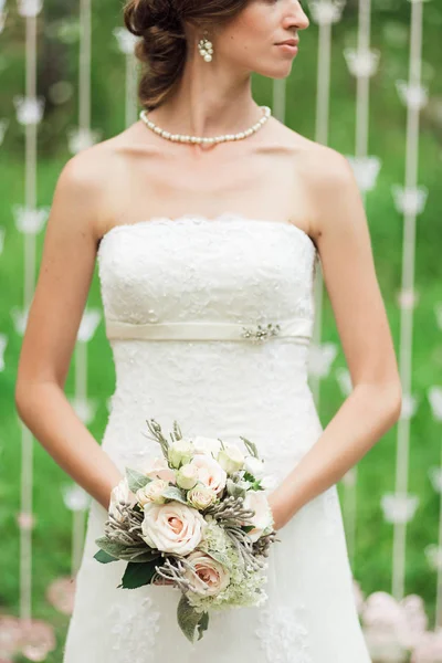 Sposa Gentile Abito Sposa Bianco Con Bouquet Carino Nelle Sue — Foto Stock