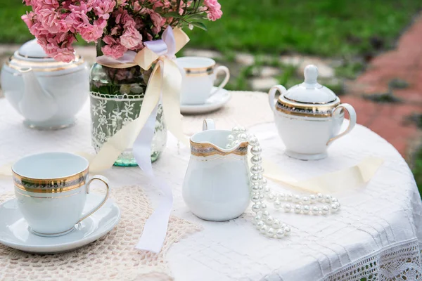 Отличный Столик Чайной Церемонии Двоих Жемчужные Бусины Свисающие Чашки Пикник — стоковое фото