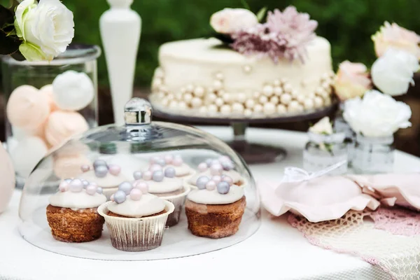 Bu tablo bir kek, top kek ve çiçekler ile görünüm