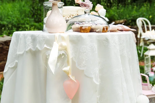 Table Sweets Gentle Decorations Standing Green Area — Stock Photo, Image