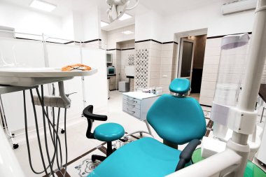 Diş hekimi aletleri ve diş hekimliği kürsüsü ortodontist tarafından kullanılmayı bekliyor.