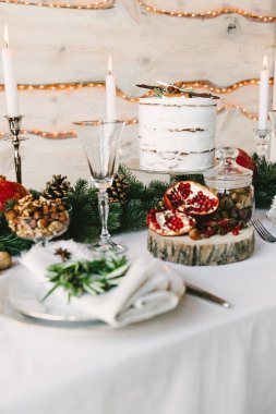 Bir pasta, fındık ve kırmızı meyve ile ev romantik kompozisyon