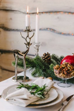 Bu, bir yeni yıl kompozisyon bir tabloda bir parçası yanan bir mum ile güzel geyik şamdan