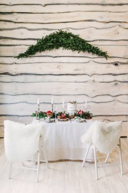 Yeni yıl iç. Mumlar, şube ve zanaat pasta, yeni yıl tasarım ile iki kişilik güzel bir masa bir resim