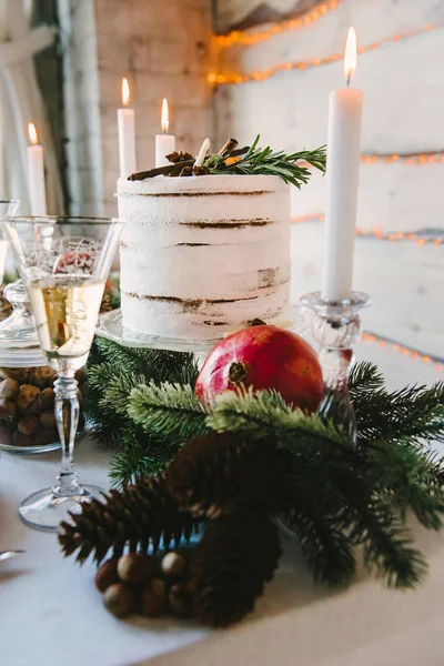 Arkalarındaki mumlar yanan Vew köknar pastadan, koniler, nar ve el sanatları