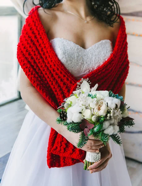 Giovane Sposa Accogliente Grande Sciarpa Rossa Possesso Bel Bouquet Bianco — Foto Stock